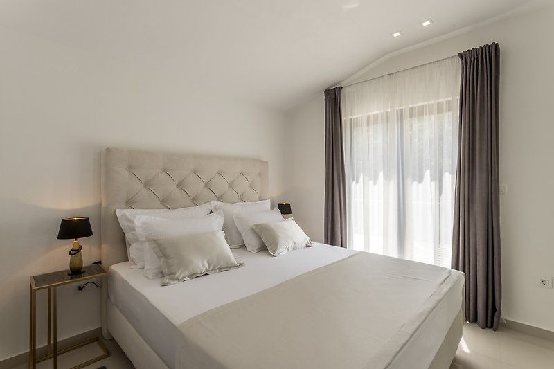 Schlafzimmer Nr. 3: Kingsize-Bett 180x 200 (kann zu 2 Einzelbetten geöffnet werden), Klimaanlage, TV, Balkon