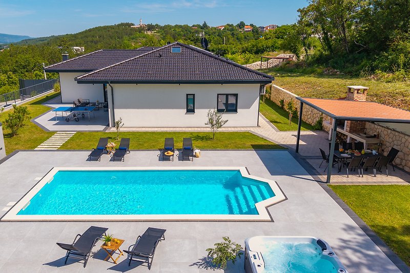 3 Schlafzimmer mit eigenem Bad, Spielplatz, Tischtennis, PlayStation 5, Spielhaus mit Rutsche und Schaukel