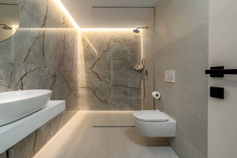Badezimmer mit Dusche (6 m2).