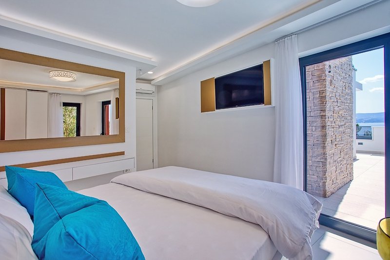 Ein Schlafzimmer Nr. 4 (erster Stock) mit einem Doppelbett 160 cm x 200 cm, Klimaanlage, TV