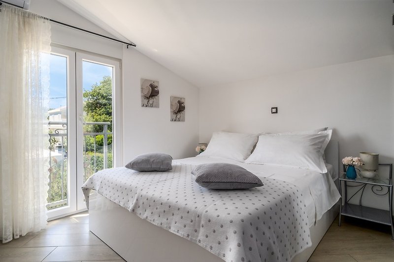 Schlafzimmer Nr.4 mit Kingsize-Bett 180x200cm und einem Balkon mit Meerblick