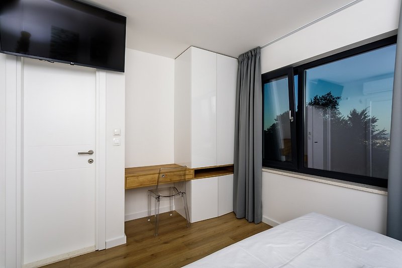 Schlafzimmer Nr. 3 mit Klimaanlage, Fernseher und Blick auf Split und die Hügel.