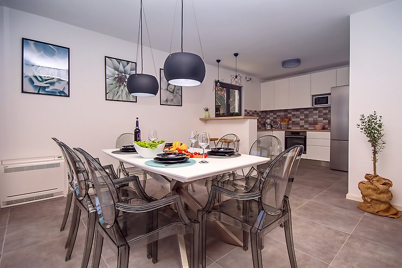 Modern and fully equipped kitchen with dining area