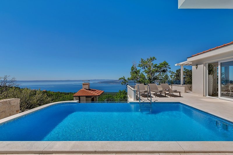 Villa Prestige ist eine luxuriös ausgestattete 4-Sterne-Villa mit 5 Schlafzimmern mit eigenem Bad