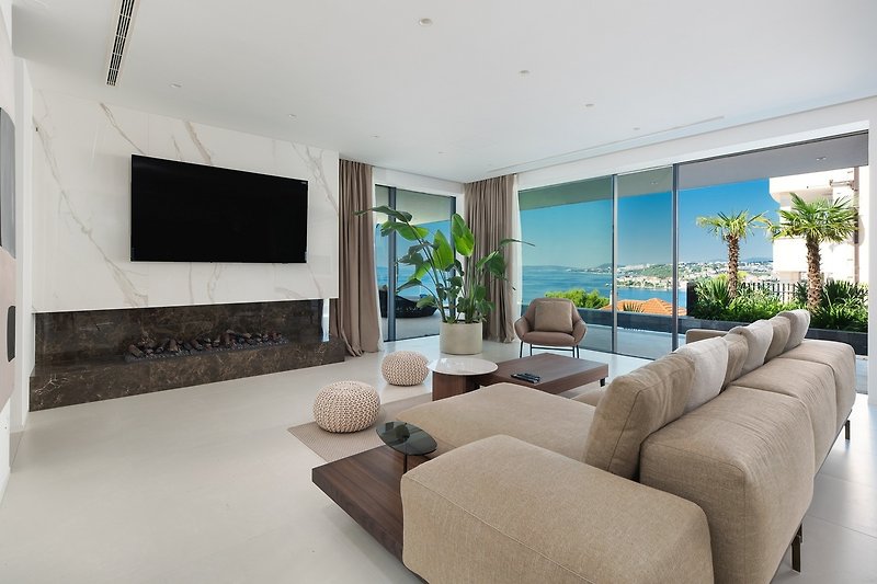 The ground floor (70 m2) offers a very bright living room due to the glass walls facing the pool