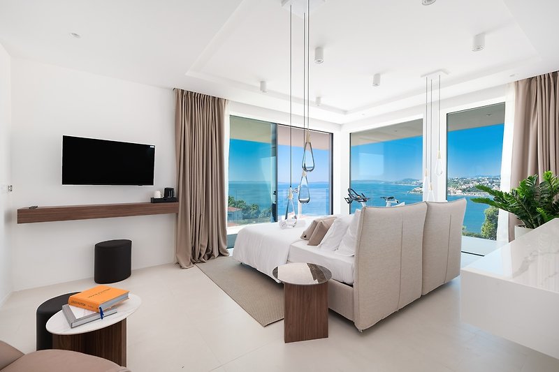 A Master Bedroom also offers a TV, A/C, a kettle, an exercise bike, an en-suite bathroom with a shower and a bathtub