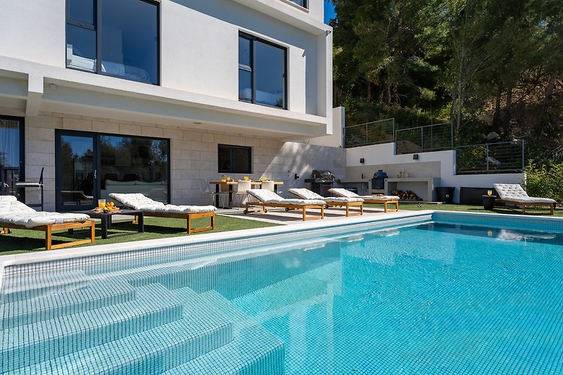 Private, heated 32sqm pool (8m x 4m) with fully automated salt electrolysis