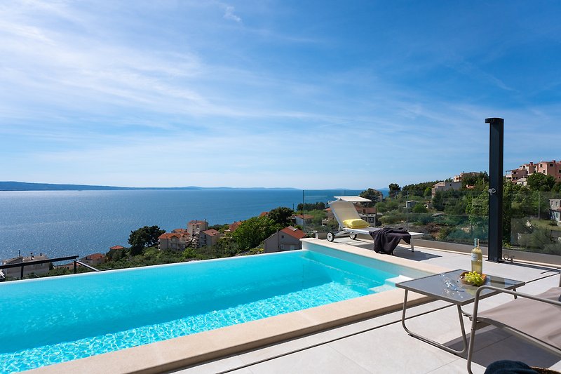 Luxuriöses Ferienhaus mit Pool und Meerblick.