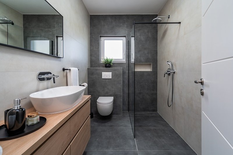 En-suite bathroom with a shower (5.5sqm), and views of nature