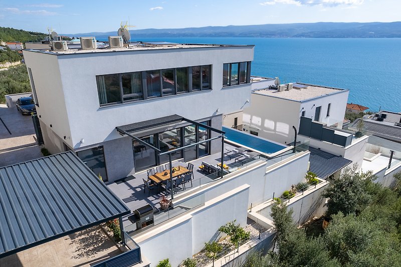 Villa Grey is a newly built and modern property with views of the sea and mountains