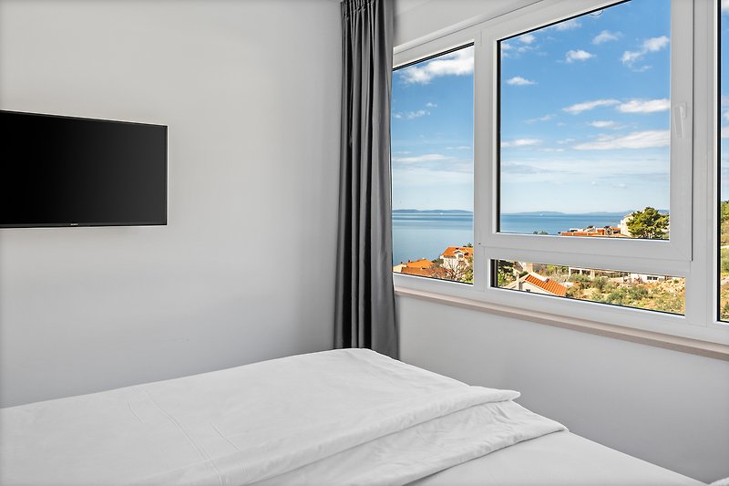 Schlafzimmer Nr. 2 (13 m2) mit einem Kingsize-Bett 180 cm × 200 cm, Klimaanlage, TV