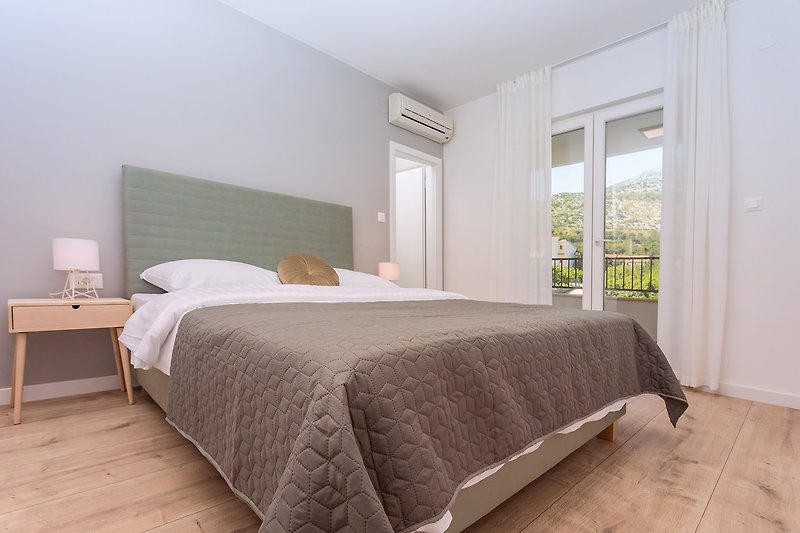 Schlafzimmer Nr. 2 mit Doppelbett 160x200cm, en-suite Badezimmer mit Dusche, A / C.