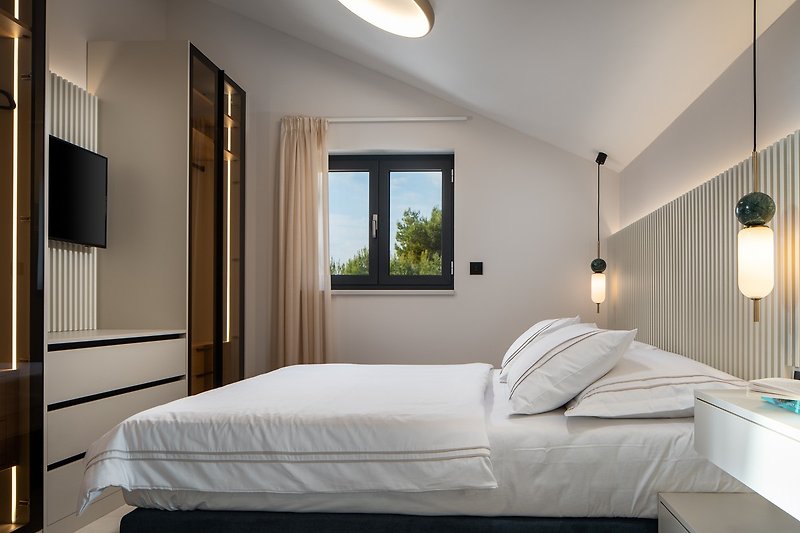 Schlafzimmer Nr. 3 befindet sich im 1,5. Stock und verfügt über ein Queensize-Bett (160 cm x 200 cm)