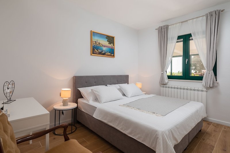 Schlafzimmer Nr. 2 mit einem Doppelbett 180 cm x 200 cm und Klimaanlage