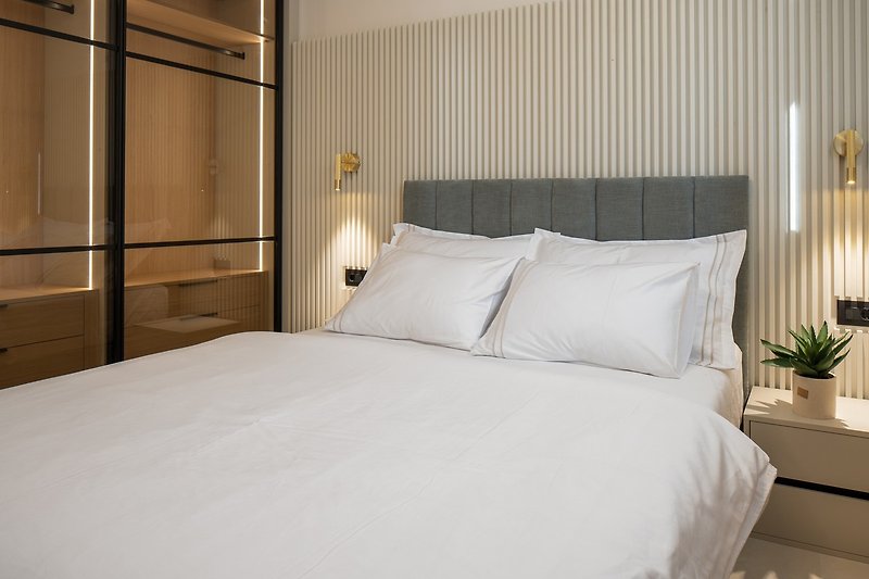 Bedroom No5 is located on the lower ground floor/middle floor and offers a queen-size bed 160cm x 200cm