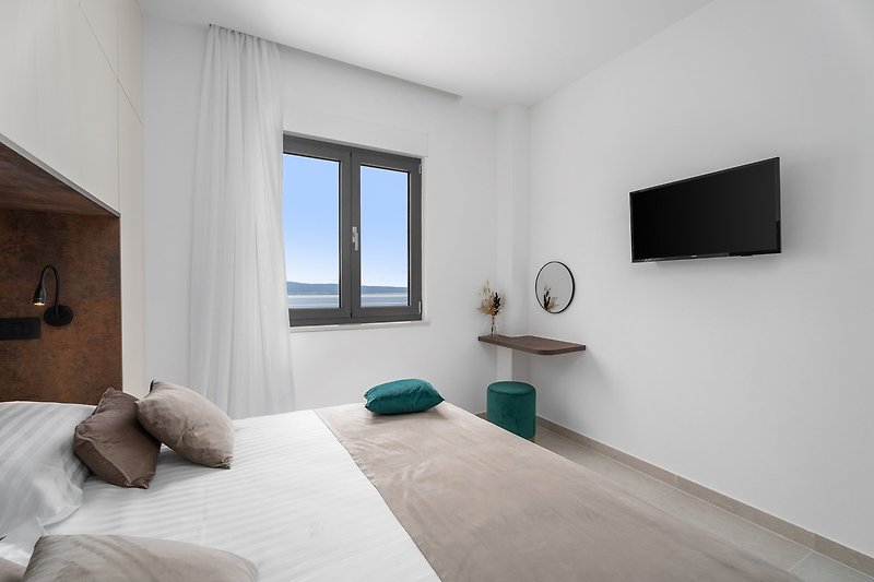 Ein Schlafzimmer Nr. 1 mit einem Kingsize-Bett 180 cm x 200 cm, einem Fernseher, Klimaanlage und Meerblick.