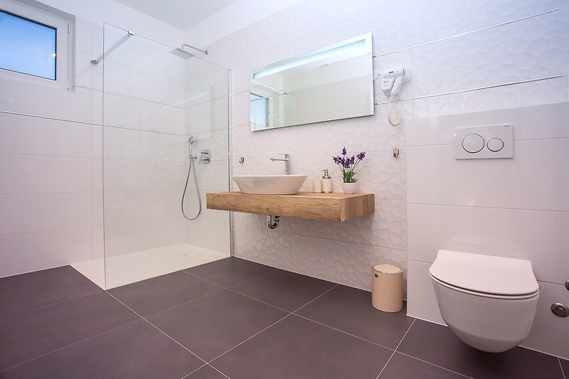 En-suite bathroom with shower in bedroom no1