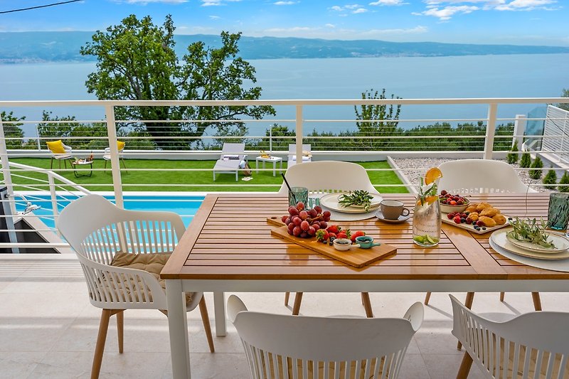 Die Villa La Vita bietet einen Essbereich im Freien mit herrlichem Meerblick.