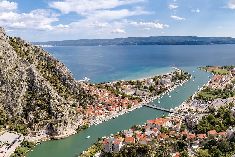 Der Fluss Omiš und der Cetina mit vielen Aktivitäten wie Rafting, Seilbahn, Kanufahren und mehr sind nur 20 Autominuten