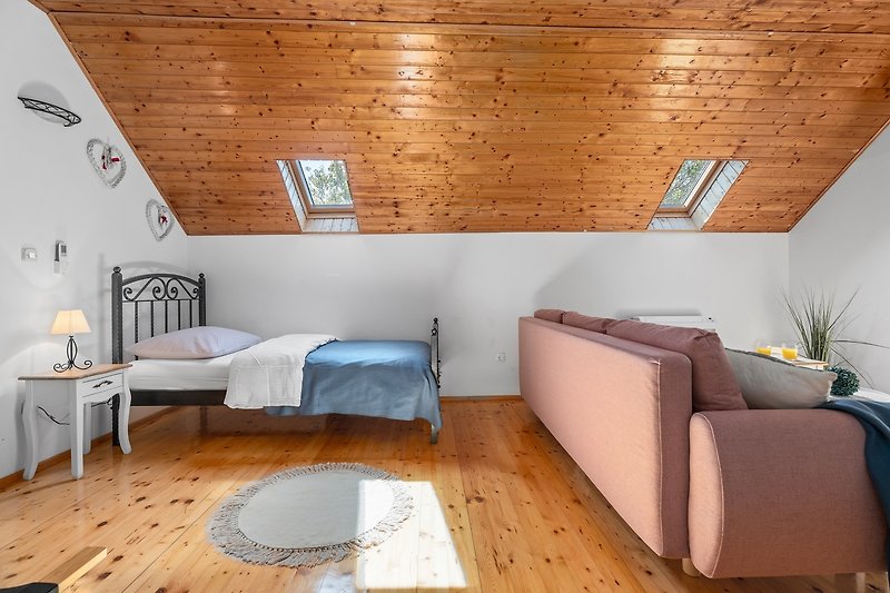 Schlafzimmer Nr. 1 mit 3 Einzelbetten 90 cm x 200 cm, einem Sofa, das in ein Schlafsofa 140 cm x 200 cm