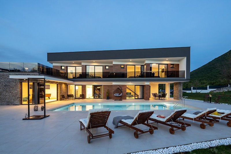 NEU! Villa Nella Foresta mit eigenem 66 m² großen beheizten Pool, Whirlpool, Tennisplatz, Fitnessraum, Billard