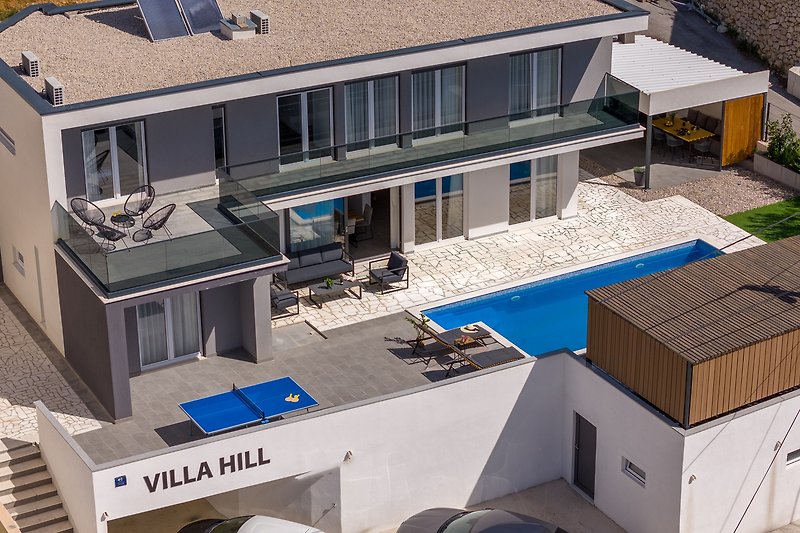 Villa Hill is positioned above the coastal road in Duće and offers 4 parking places on the private property