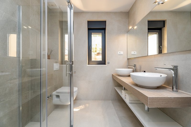 En-suite Badezimmer (6 qm) mit Dusche
