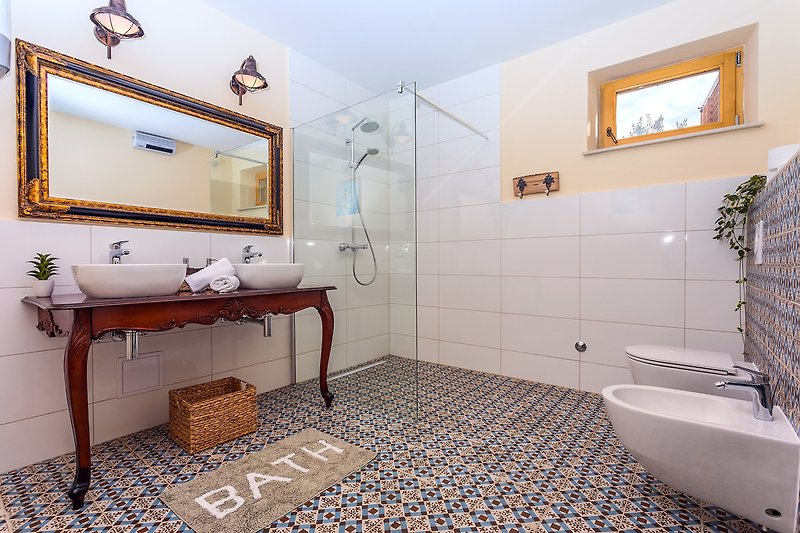 En-suite Badezimmer mit Dusche, Schlafzimmer Nr. 4 beigefügt