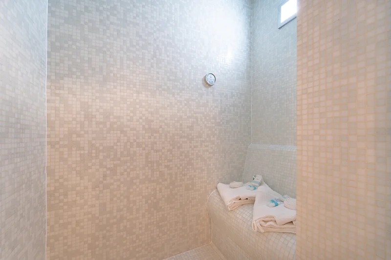 Sauberes Bad mit hochwertigen Fliesen und modernen Sanitäranlagen.