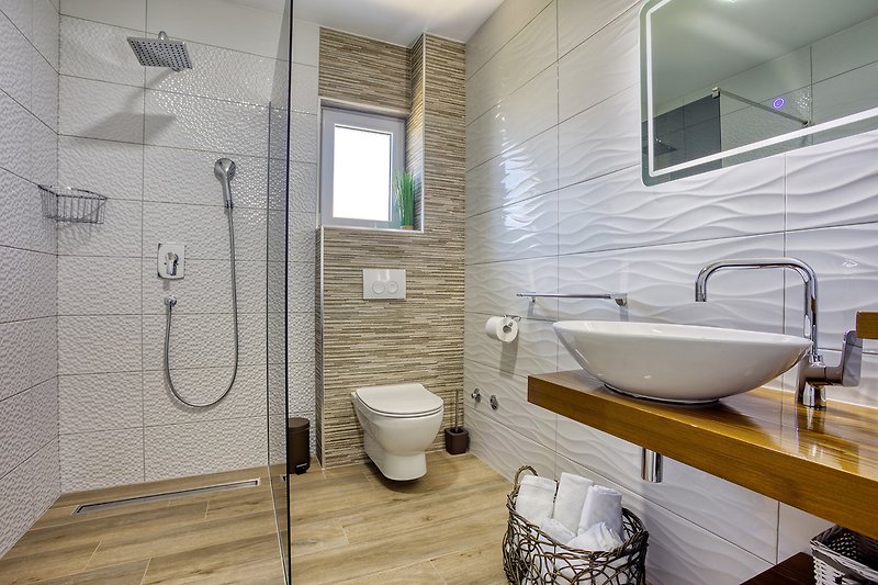 En-suite bathroom with shower (Bedroom No1)
