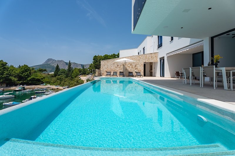 Villa Nina is a luxury and well equipped 4-star villa with 5 en-suite bedrooms, each with sea views