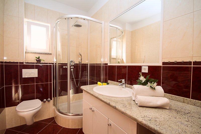 Eines der 6 Familienbadezimmer mit Dusche