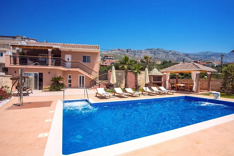 Villa Antura mit privatem beheiztem 50m² Pool, 3 Schlafzimmern, 3 Bädern und einem Fitnessstudio