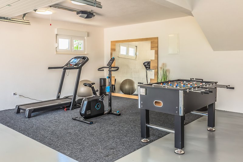 45 qm großes Zimmer mit Laufband oder Heimtrainer, Yogamatten und Pilatesball