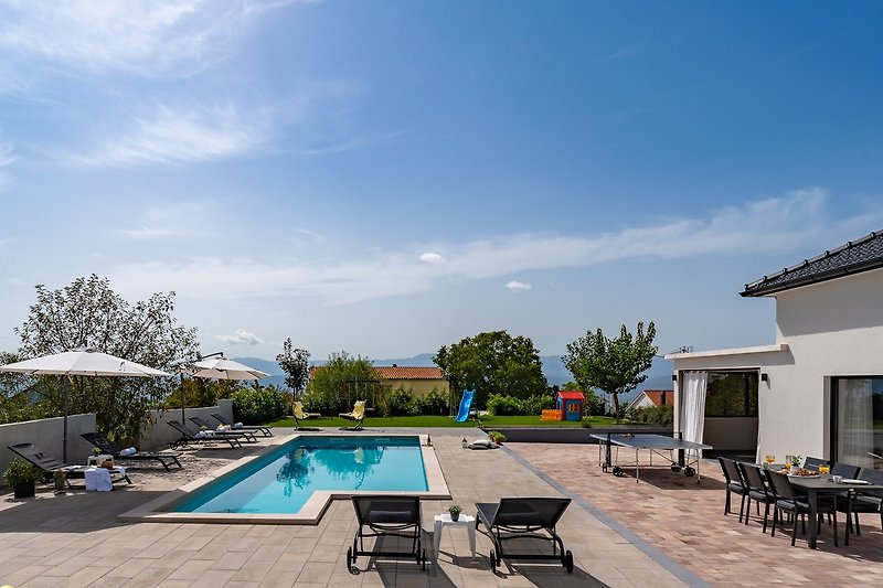 Villa Lukas – 44 m² großes Schwimmbad mit Hydromassage neben der Sommerküche