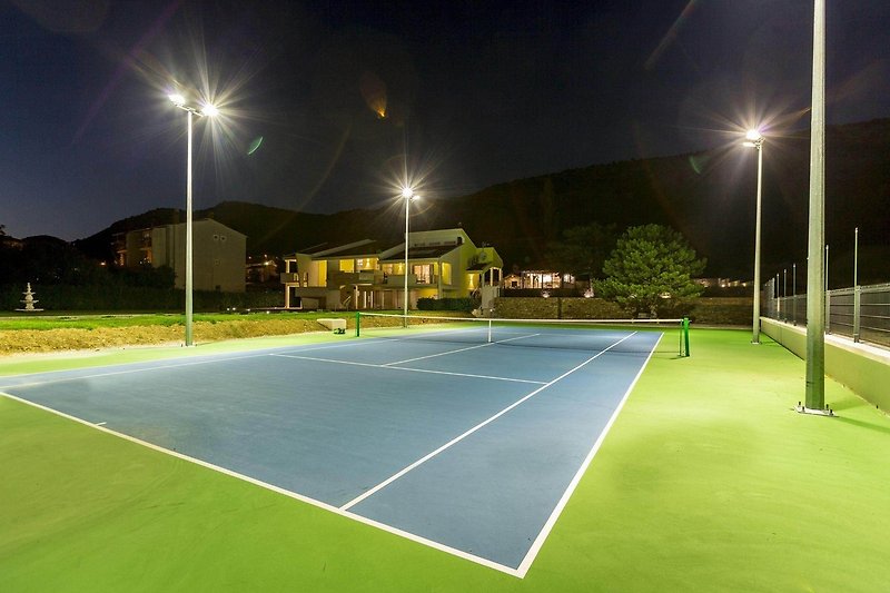 Harte Tennisplätze mit Rackets ausgestattet
