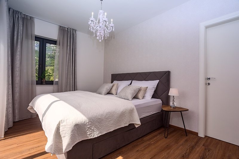 Schlafzimmer Nr. 1 mit Kingsize-Bett 180 * 200 cm, TV, Klimaanlage, begehbarem Kleiderschrank,