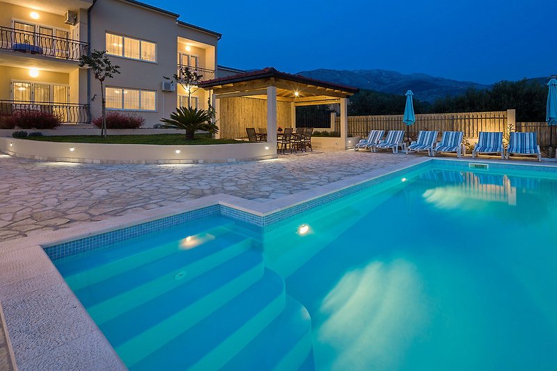 Apartment Lucija mit privater Pool, 9 km von der Stadt Split entfernt