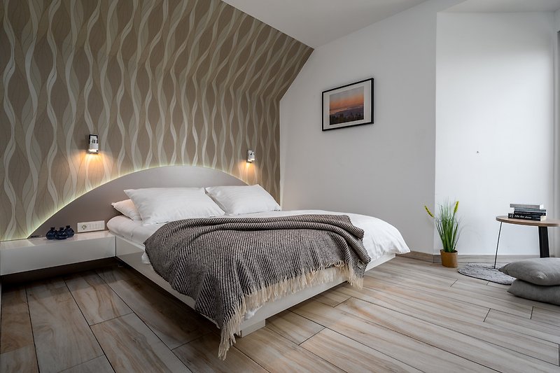 Schlafzimmer Nr. 1 mit Doppelbett, Bad und Meerblick, TV, Klimaanlage - erster Stock