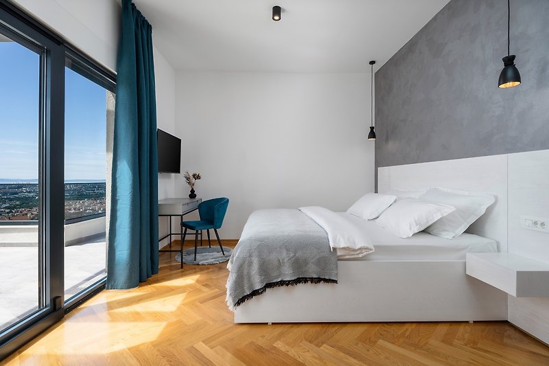 Schlafzimmer Nr. 3 (17,67 m2) mit einem Kingsize-Bett 180 cm x 200 cm, einem Fernseher, Klimaanlage und eigenem Bad