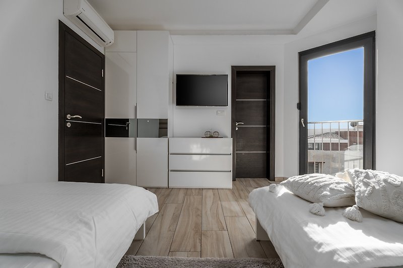 Schlafzimmer Nr. 2 mit 2 * Einzelbett, Bad und Meerblick, TV, Klimaanlage - erster Stock