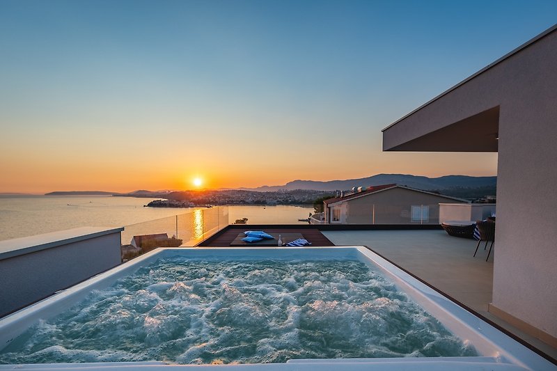 Genießen Sie den unvergesslichen Sonnenaufgang oder Sonnenuntergang vom Whirlpool aus über der Adria