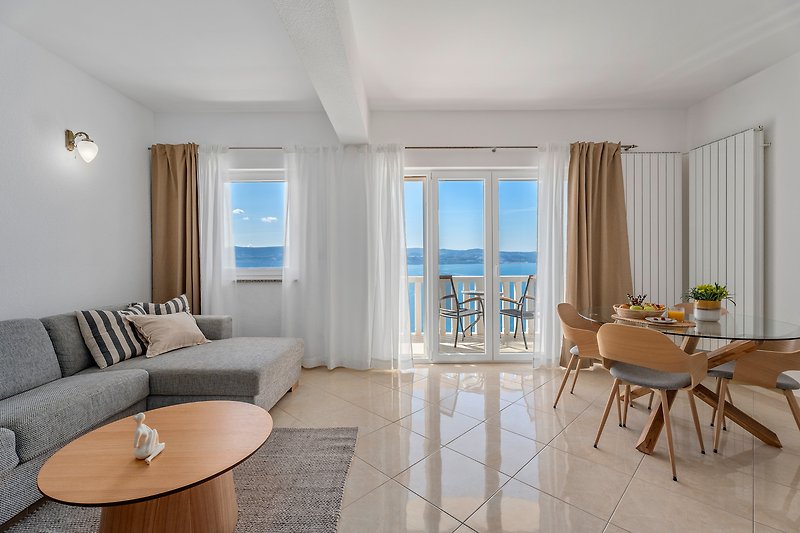 Beautiful dining and living area with sofa bed, direct exit to the balcony with sea view