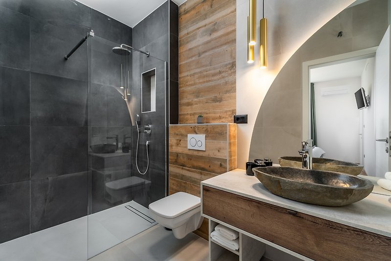 En-suite Bathroom with shower (4,6sqm), with views on the surroundings. 