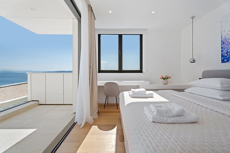 Schlafzimmer Nr. 2 verfügt über ein eigenes Badezimmer mit Dusche 140x90, einen atemberaubenden Meerblick