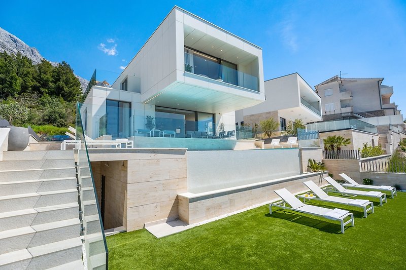 Die Villa befindet sich auf einem 510 m² großen Grundstück mit 320 m² Wohnfläche auf drei Ebenen