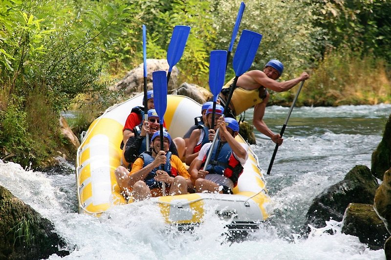 Versuchen Sie Rafting auf dem Fluss Cetina, es ist nicht so rau, aber es macht allen Spaß