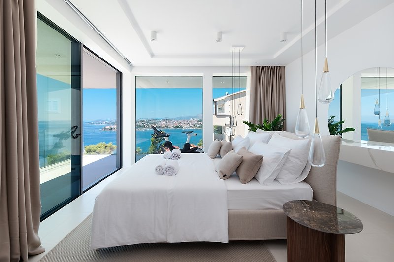 Ein Hauptschlafzimmer Nr. 1 (47 m2) bietet ein Kingsize-Bett (180 cm x 200 cm) und einen atemberaubenden Meerblick