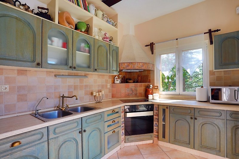 Traditional, fully equipped kitchen, on the ground floor
