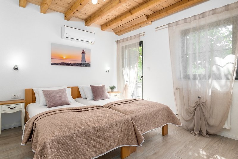 Spavaća soba br.2 s dva odvojena kreveta 90cm x 200cm (može se spojiti u bračni krevet) i balkonom